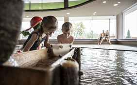 Der Indoor-Pool wird entdeckt - Foto: Alex Filz